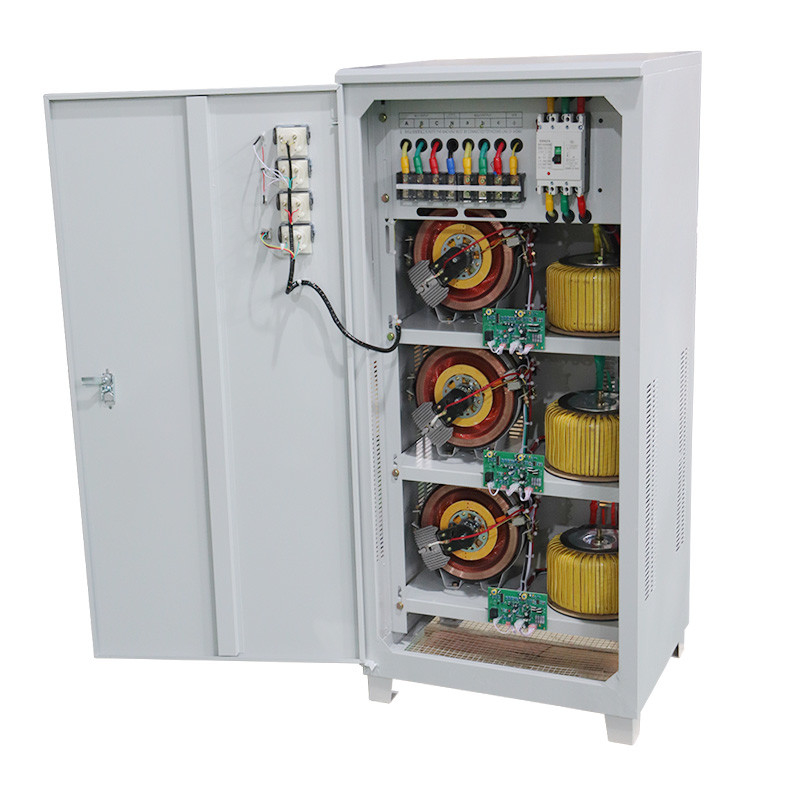 80KVA तीन चरण औद्योगिक वोल्टेज स्टेबलाइजर सर्वो मोटर के साथ स्वचालित वोल्टेज नियामक 380VAC 400VAC