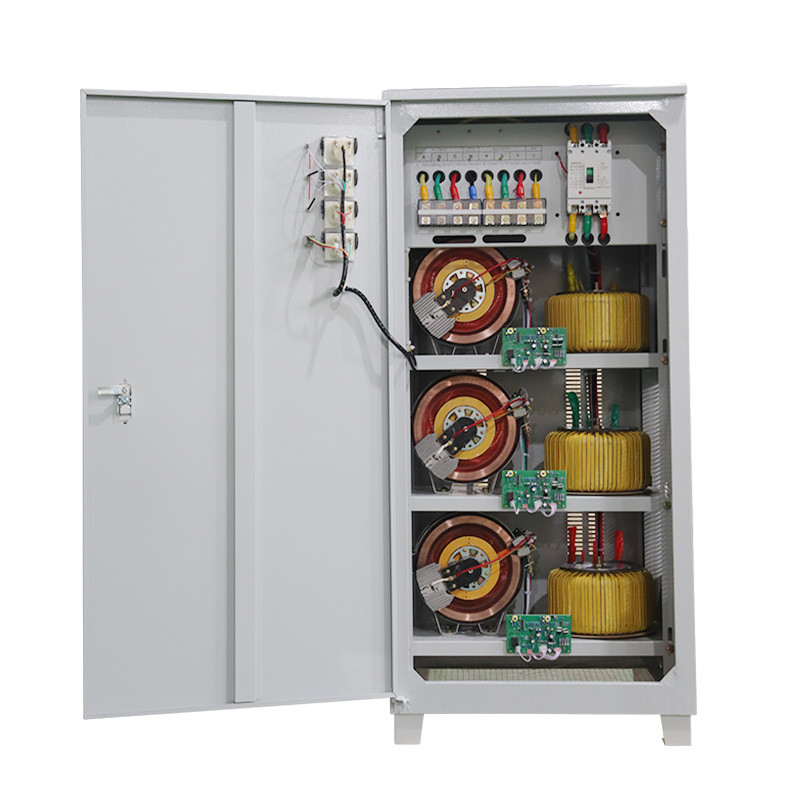 औद्योगिक उपयोग के लिए तीन चरण वोल्टेज स्टेबलाइजर 80KVA 80KW स्वचालित वोल्टेज नियामक और स्टेबलाइजर