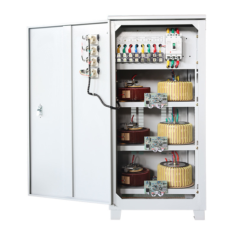 फैक्टरी बिक्री तीन चरण वोल्टेज स्टेबलाइजर 40KVA 3 चरण सर्वो AVR स्वचालित वोल्टेज नियामक 380V 415V 400V